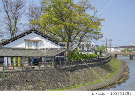 観光地のカラフルなのぼりと瓦屋根の売店 105753895