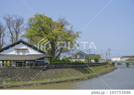 観光地の売店の近くを流れる新井田川 105753896