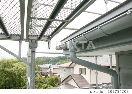 屋根の上の足場画像 高所からの風景の素材 屋根の上の足場画像 高所からの風景の素材 105754208