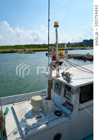 夏の青い海に浮かぶ船 105754841