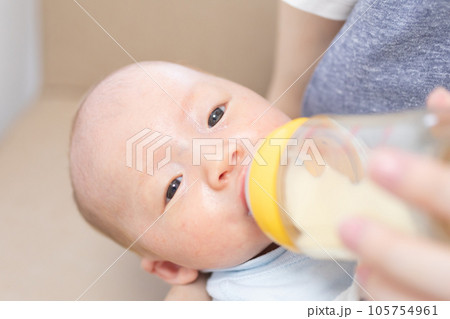 ミルクを飲む新生児　写真素材 105754961