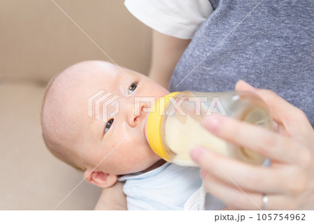 ミルクを飲む新生児　写真素材 105754962