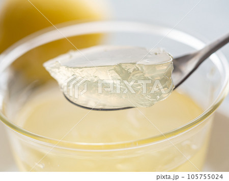 グラスに入ったレモンゼリーをスプーンですくう グラスに入ったレモンゼリーをスプーンですくう 105755024