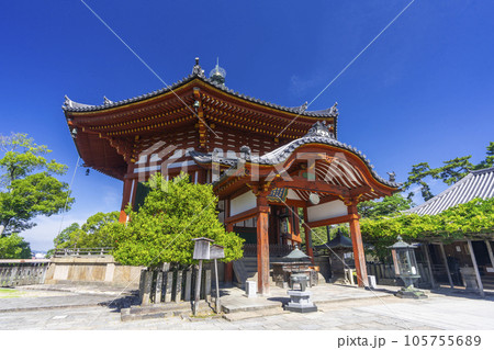 青空に映える興福寺 南円堂（ 奈良県奈良市登大路町） 105755689