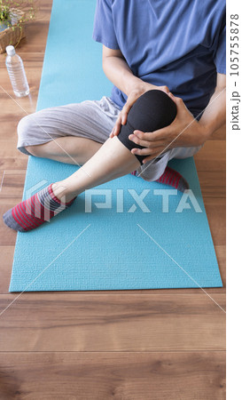 膝サポーターをする膝が痛む男性｜関節痛イメージ 105755878