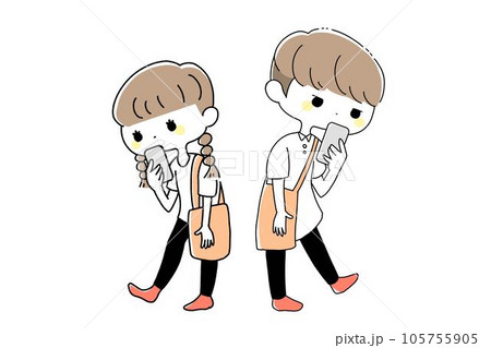 スマホを見るカップル 105755905