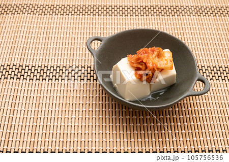 キムチをのせた冷奴 キムチをのせた冷奴 105756536