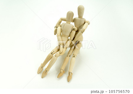 デッサン人形　ベンチで肩を組むカップル 105756570