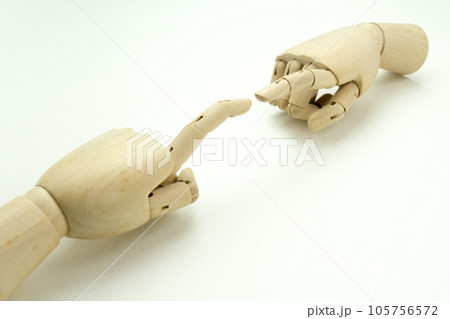 ハンドモデル　人差し指を合わせるポーズ 105756572