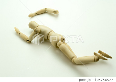 片腕がもげたデッサン人形 片腕がもげたデッサン人形 105756577