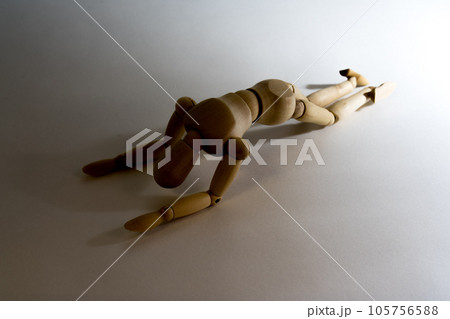 デッサン人形　挫折する人 105756588