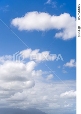夏の青空と白い雲 105756665