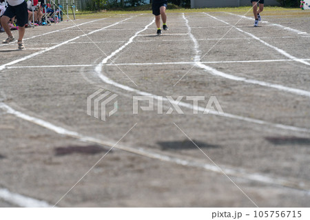 運動会のスタンディングスタート 105756715