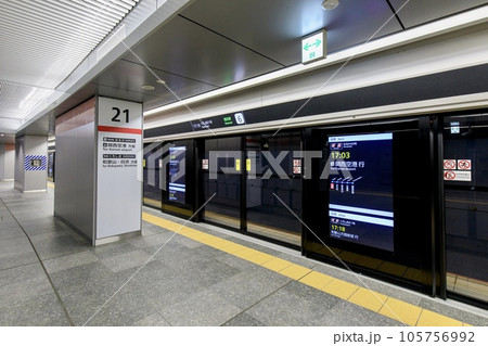 大阪駅 うめきた地下ホームのフルスクリーンホームドア 大阪駅 うめきた地下ホームのフルスクリーンホームドア 105756992