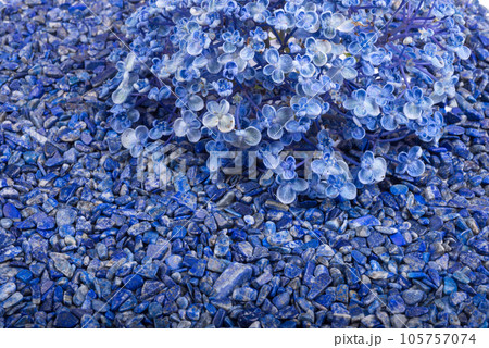ラピスラズリのさざれ石とアジサイの花 ラピスラズリのさざれ石とアジサイの花 105757074