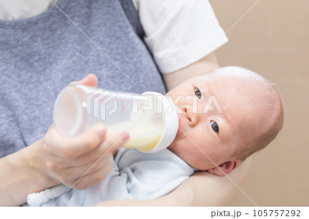 哺乳瓶でミルクを飲む新生児 写真素材 哺乳瓶でミルクを飲む新生児 写真素材 105757292