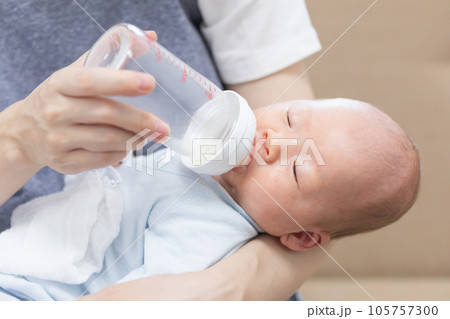 哺乳瓶でミルクを飲む新生児　写真素材 105757300