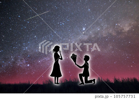花束を手に告白する男性と驚く女性のシルエット。満天の星空の下でのプロポーズ。 105757731
