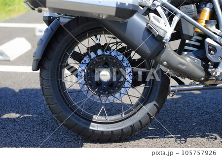 バイクのタイヤ　イメージ 105757926