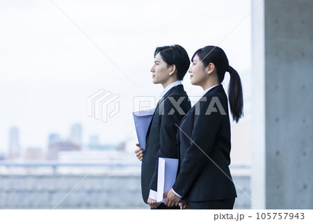 真剣な顔をした就活生の横顔 真剣な顔をした就活生の横顔 105757943