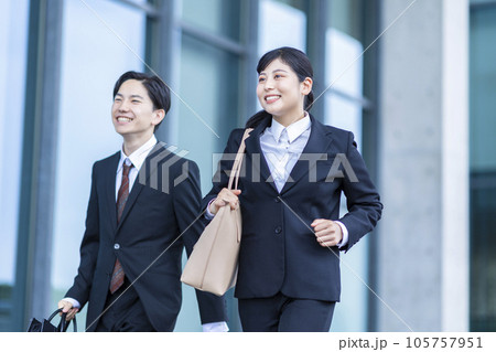 走る就活生 105757951