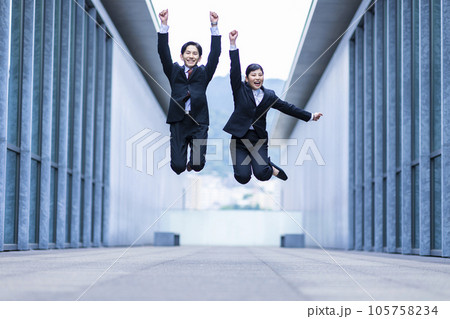 ジャンプする就活生 105758234