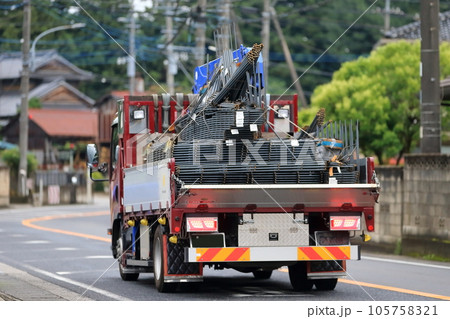 鉄筋を運搬するトラック　イメージ 105758321