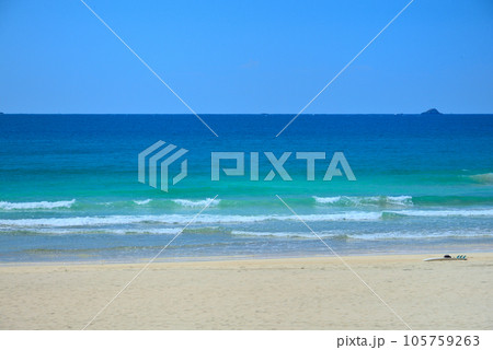 伊豆半島・南伊豆・多々戸浜の白く美しい砂浜に寄せる波とサーフボードのイメージ・静岡県下田市(1) 105759263