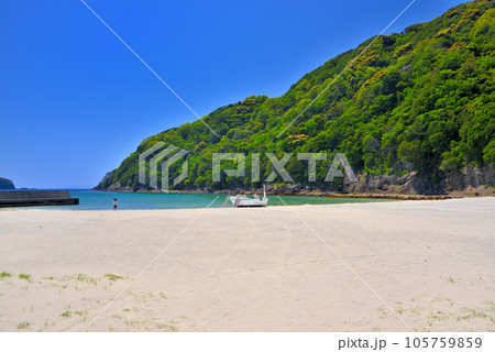 伊豆半島・南伊豆・鍋田浜、波静かで子供にも安心の美しい砂浜で遊ぶ子供のイメージ・静岡県下田市(1) 105759859