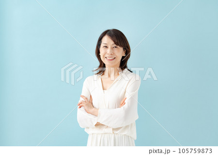 女性 ポートレート 笑顔 女性 ポートレート 笑顔 105759873