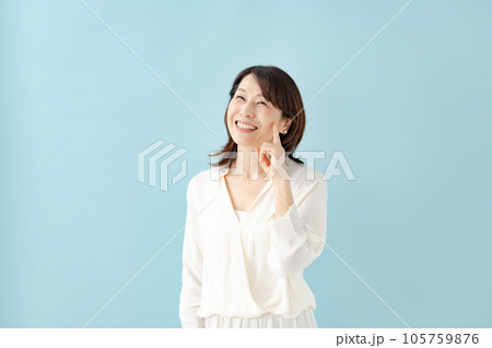 女性　ポートレート　笑顔 105759876