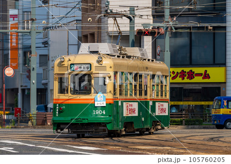 広島市の中心地を走る広電のトラム 105760205