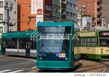 広島市の中心地を走る広電のトラム 105760214