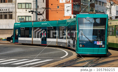 広島市の中心地を走る広電のトラム 105760215