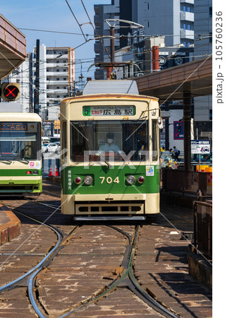 広島市の中心地を走る広電のトラム 105760236