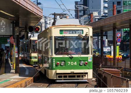 広島市の中心地を走る広電のトラム 広島市の中心地を走る広電のトラム 105760239