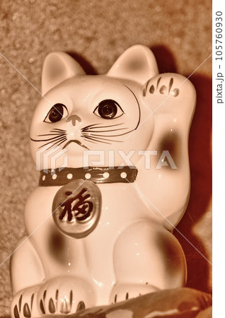 座蒲団の上で堂々と座って見つめている招き猫 座蒲団の上で堂々と座って見つめている招き猫 105760930