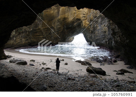 洞窟の海に見とれる少年 105760991