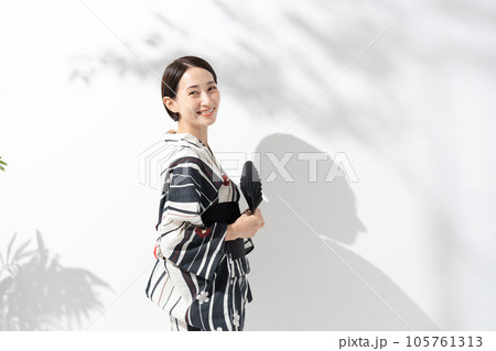 浴衣の女性 扇子 浴衣の女性 扇子 105761313