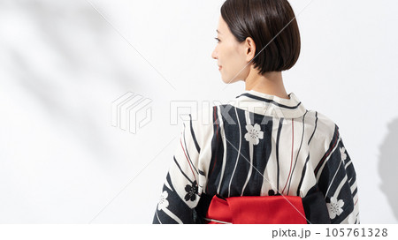 浴衣の女性 浴衣の女性 105761328