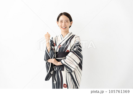 浴衣の女性 ガッツポーズ 浴衣の女性 ガッツポーズ 105761369