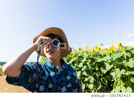 PLチェッカーを見る少年 105761413