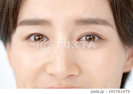 女性　目元 105761479