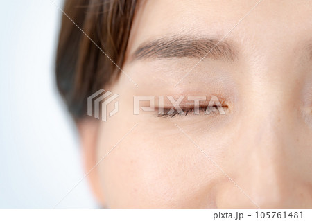 女性　目元 105761481