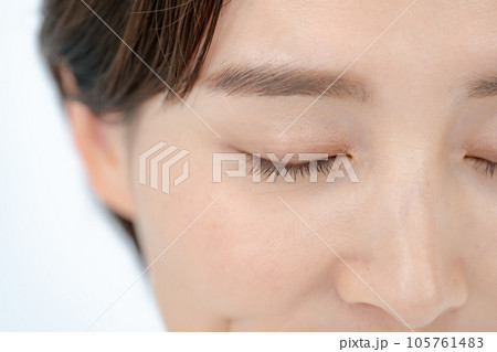 女性　目元 105761483