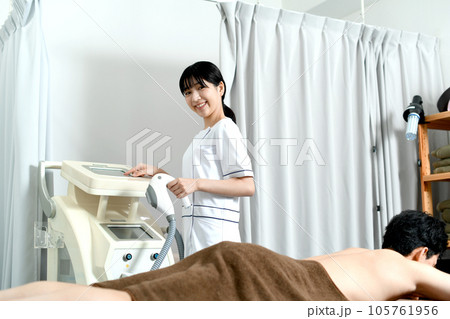 脱毛サロンの施術スタッフの女性と男性患者 105761956