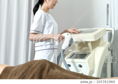 脱毛サロンの施術スタッフの女性と男性患者 105761960