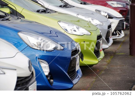 中古車イメージ 販売店の並ぶ車 トヨタアクア 中古車イメージ 販売店の並ぶ車 トヨタアクア 105762062