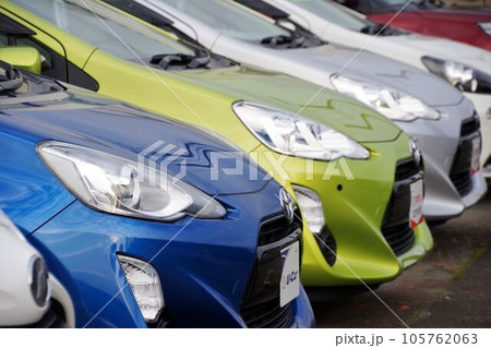 中古車イメージ 販売店の並ぶ車 トヨタアクア 中古車イメージ 販売店の並ぶ車 トヨタアクア 105762063