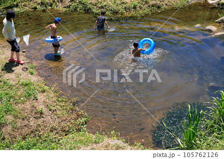 小さな川で水遊びを楽しむ子供たち 105762126